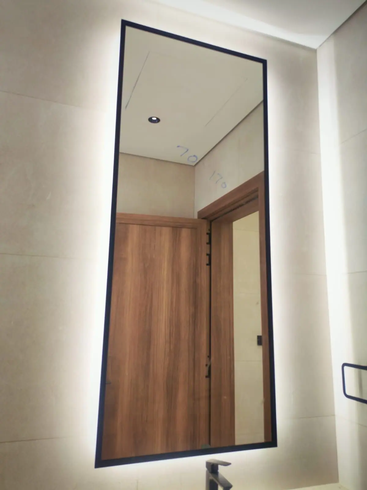 مرآة LED بالطول الكامل بإطار أسود