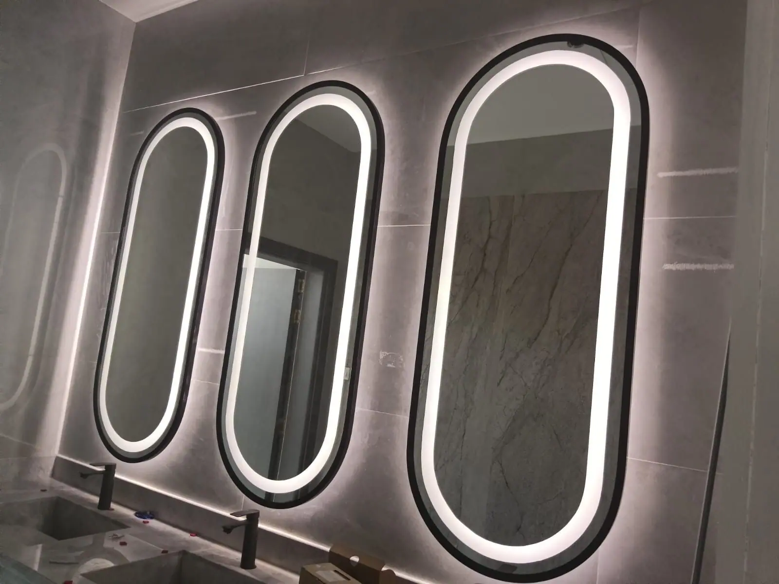 ثلاث مرايا LED بيضاوية