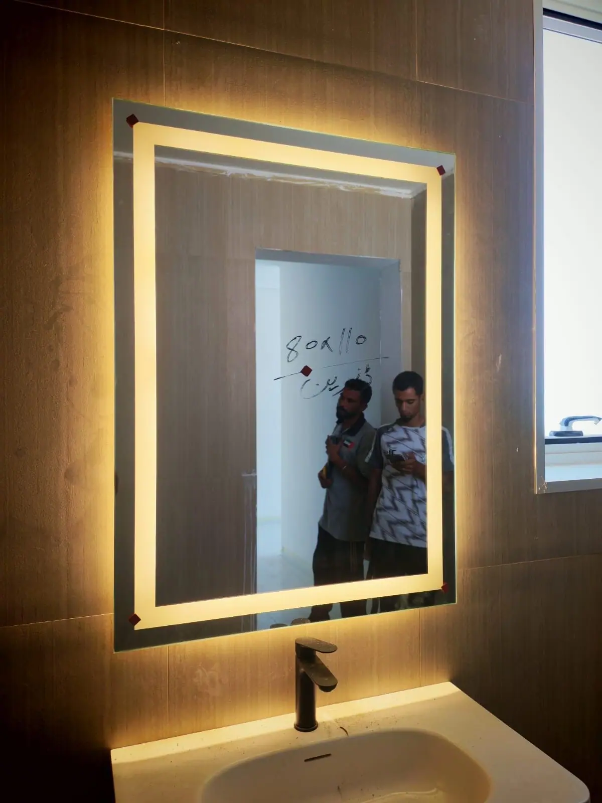 مرآة بإطار LED وإضاءة دافئة