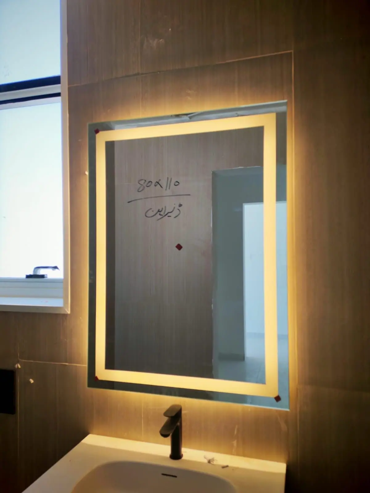 مرآة بإطار LED دافئ