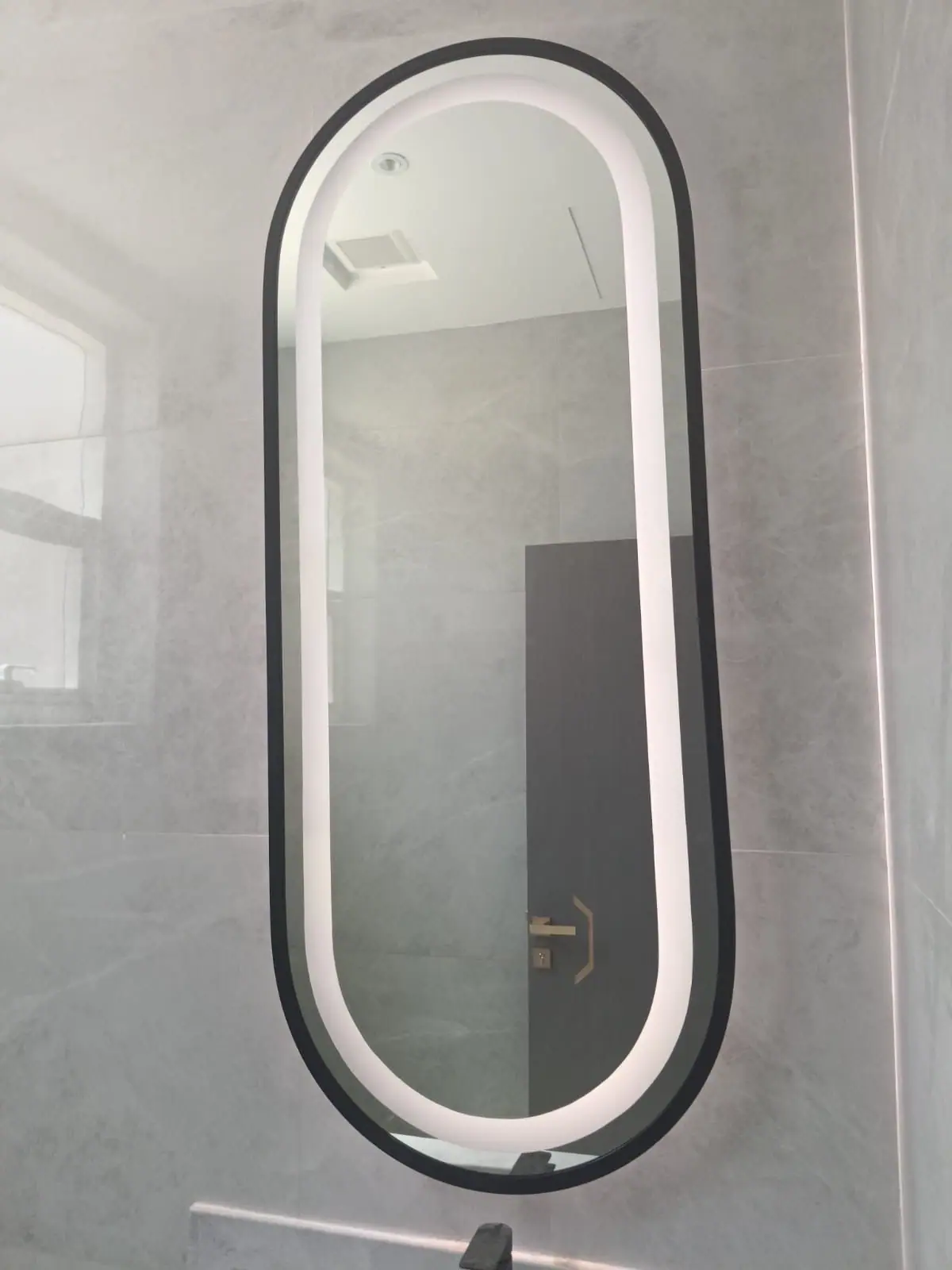 مرآة LED كبسولية بإطار أسود
