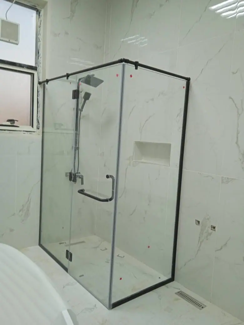 كابينة استحمام زاوية بإطار أسود