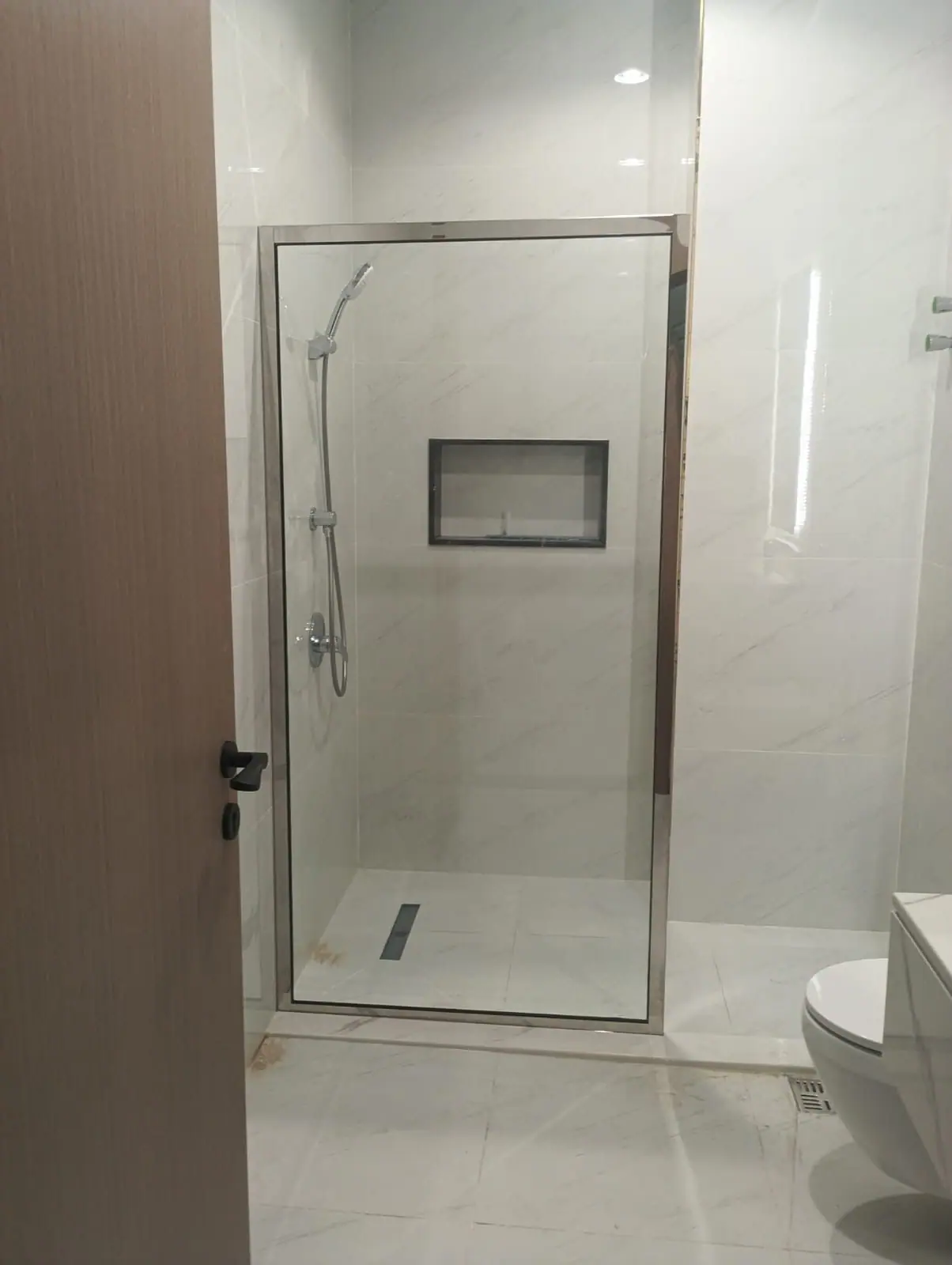 كابينة استحمام بإطار ألمنيوم فضي نحيف