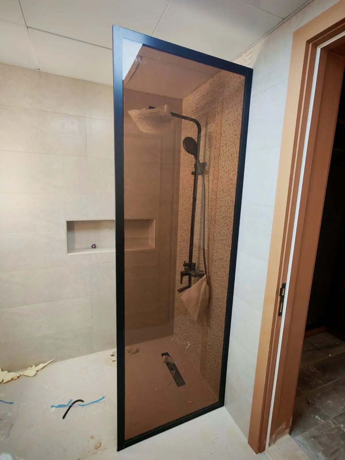 زجاج استحمام برونزي بإطار أسود