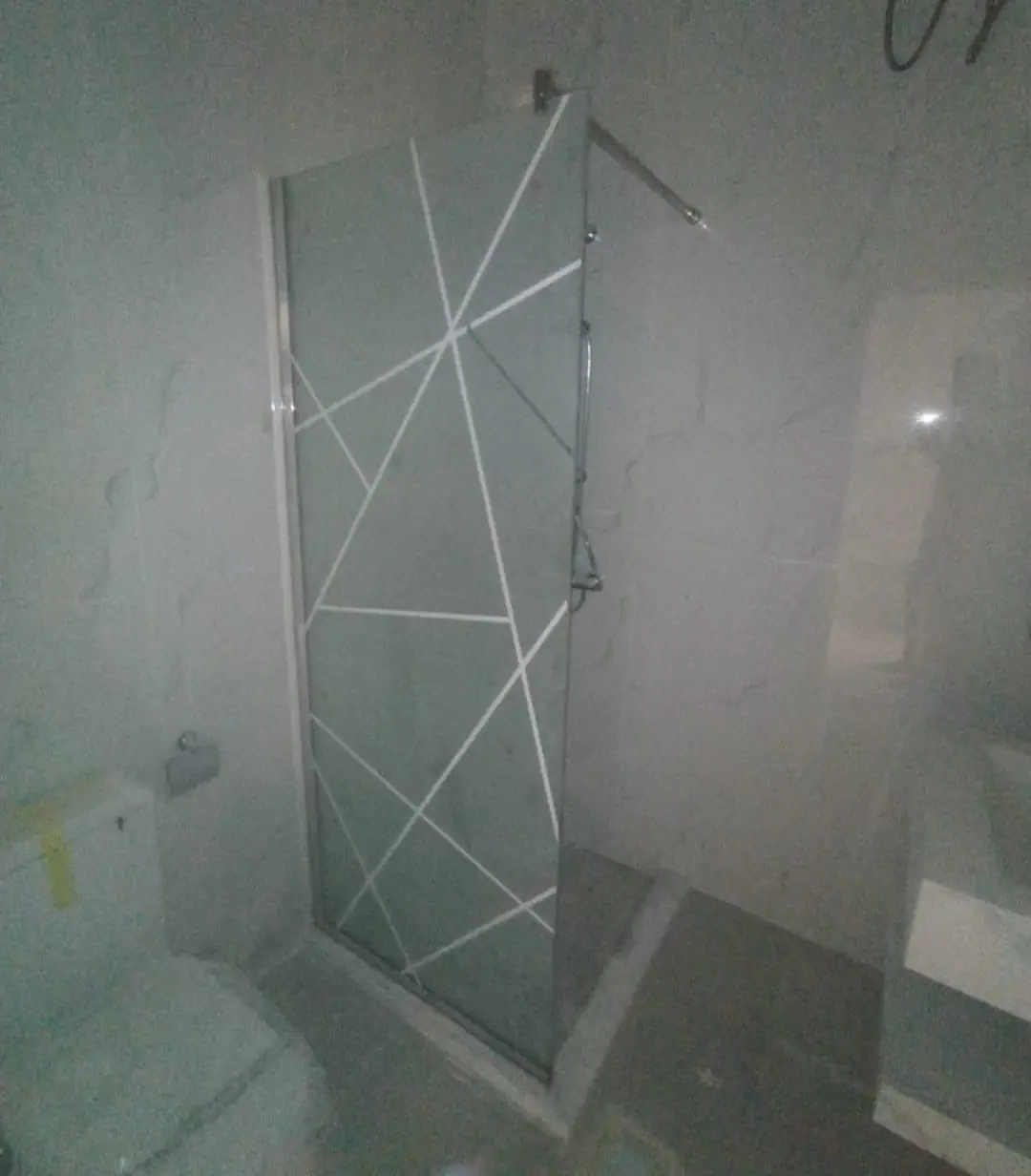 لوح استحمام بنقش خطوط زخرفية