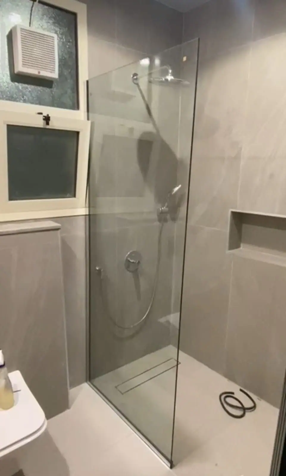 لوح استحمام ثابت بدون إطار